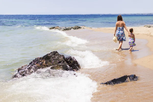 Moeder en dochter op het strand — Stockfoto