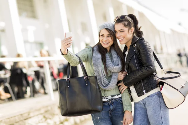 Fiatal nő vesz selfie — Stock Fotó