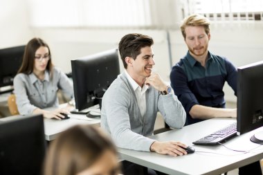 Öğrenciler sınıfta.