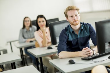 Öğrenciler sınıfta.