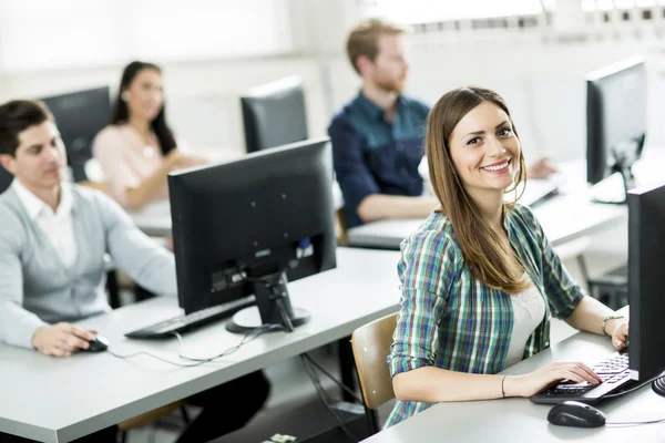 Estudantes em sala de aula — Fotografia de Stock