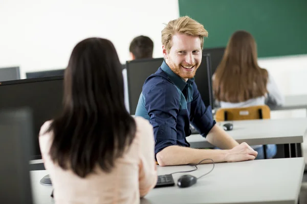 Elever i klassrummet — Stockfoto