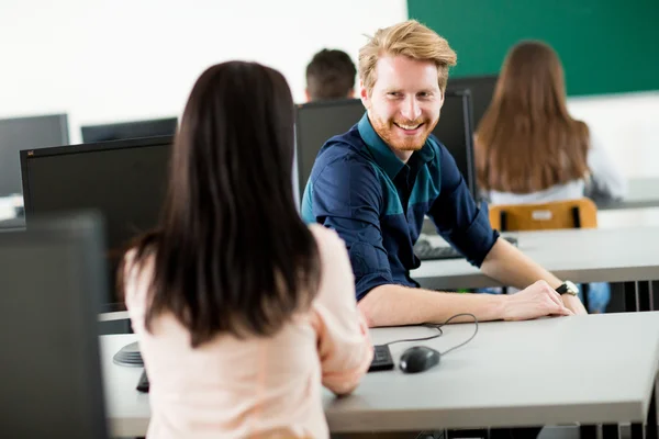 Estudantes em sala de aula — Fotografia de Stock