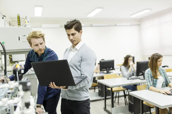 Junge Leute im Klassenzimmer — Stockfoto