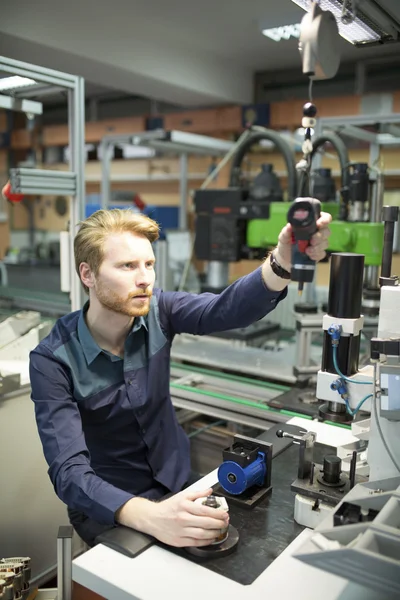 Ung man i elektronik workshop — Stockfoto