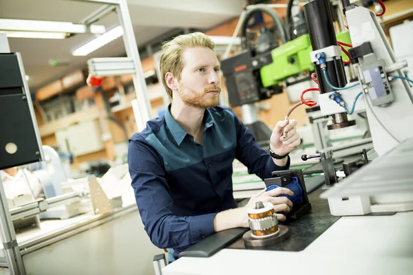 Jeune homme en atelier d'électronique — Photo