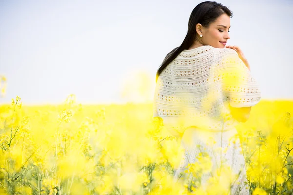 Mujer joven en el campo de primavera —  Fotos de Stock