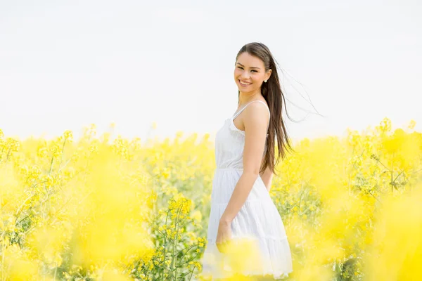 Mujer joven en el campo de primavera — Foto de Stock