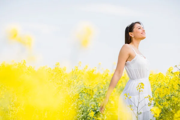 Mujer joven en el campo de primavera — Foto de Stock