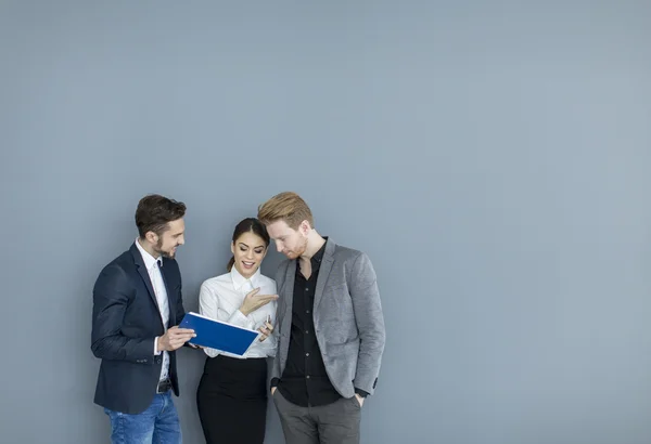 Ungdomar på kontoret — Stockfoto