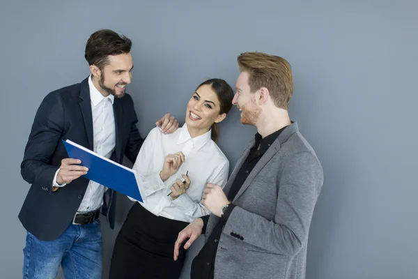 Jóvenes en la oficina — Foto de Stock