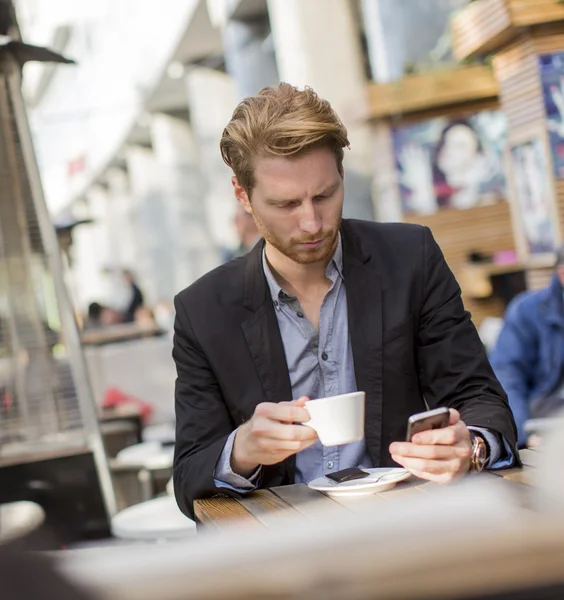 Joven hombre de negocios en el café — Foto de Stock