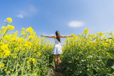 Bahar alanında genç kadın