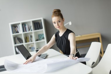 Ofisteki genç bayan.