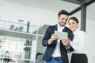 Ofiste tablet ile genç insanlar