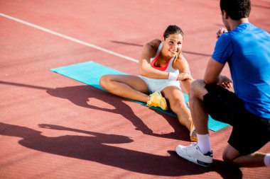 Kadın ile kişisel antrenör eğitim