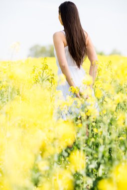 Bahar alanında genç kadın