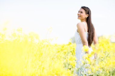 Bahar alanında genç kadın