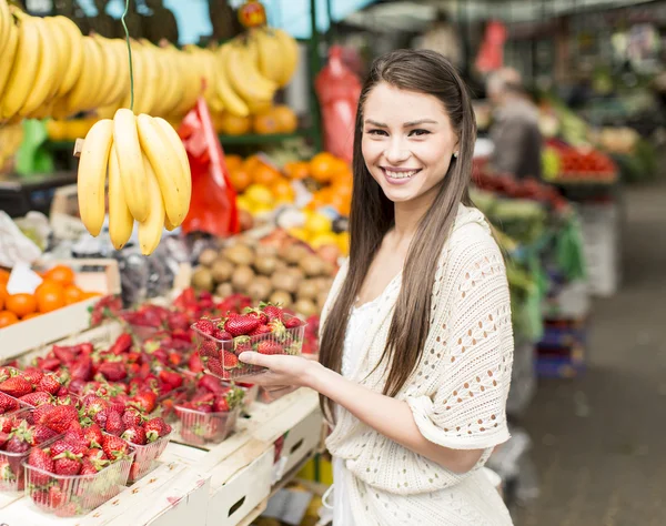 Jonge vrouw op de markt — Stockfoto
