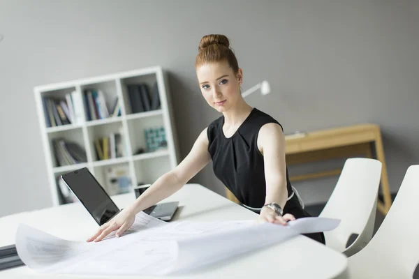 Jonge vrouw in het kantoor — Stockfoto