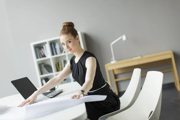 Jeune femme dans le bureau — Photo