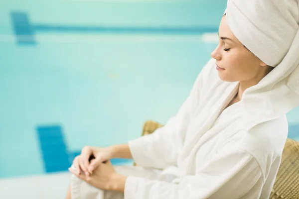 Mujer joven junto a la piscina — Foto de Stock