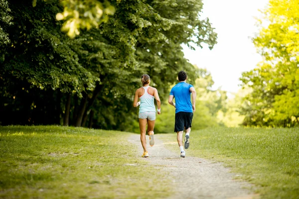 Joven pareja corriendo —  Fotos de Stock