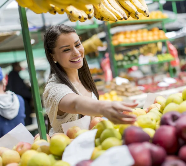 Giovane donna sul mercato — Foto Stock