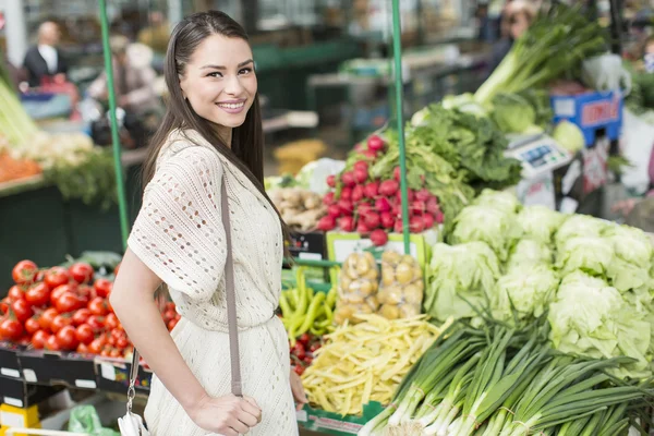 Ung kvinna på marknaden — Stockfoto