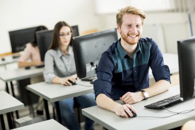 Öğrenciler sınıfta.