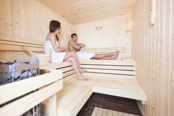 Jovem casal na sauna — Fotografia de Stock