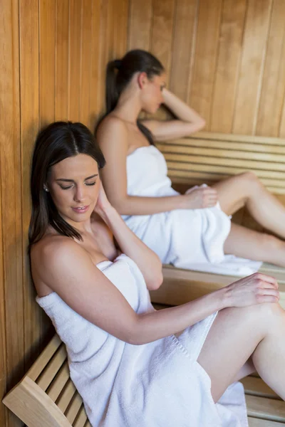 Mujeres jóvenes en sauna — Foto de Stock