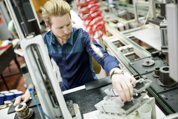 Ung man i elektronik workshop — Stockfoto