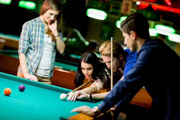 Young people playing pool — Stock Photo, Image