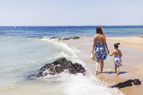 Madre e hija en la playa — Foto de Stock