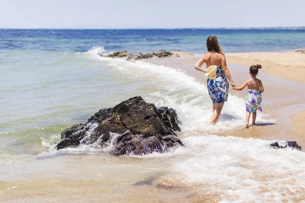 Moeder en dochter op het strand — Stockfoto