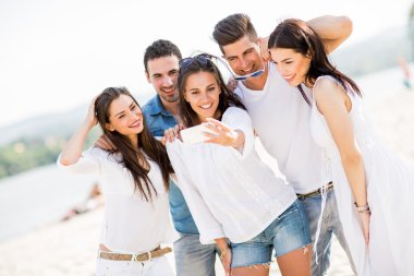 Kumsaldaki gençler.