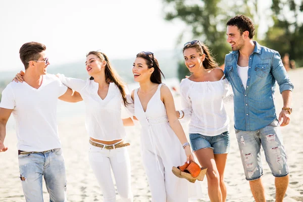 Young people on the beach — Stock Photo, Image