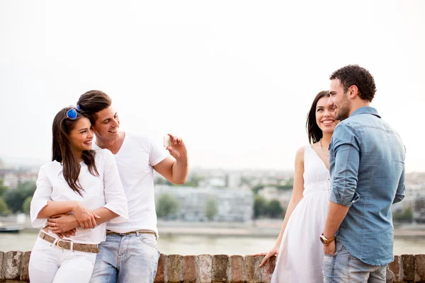 Young people on the waterfront — Stock Photo, Image