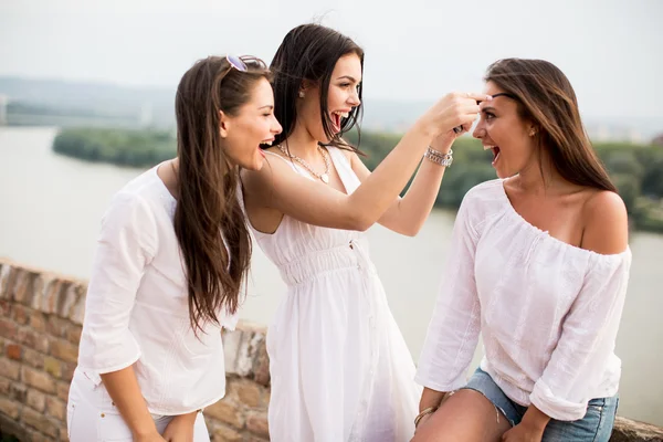 Jovens mulheres à beira-mar — Fotografia de Stock