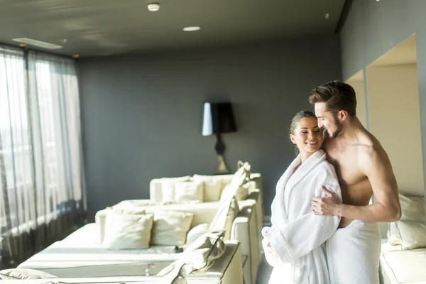 Jeune couple dans la chambre — Photo