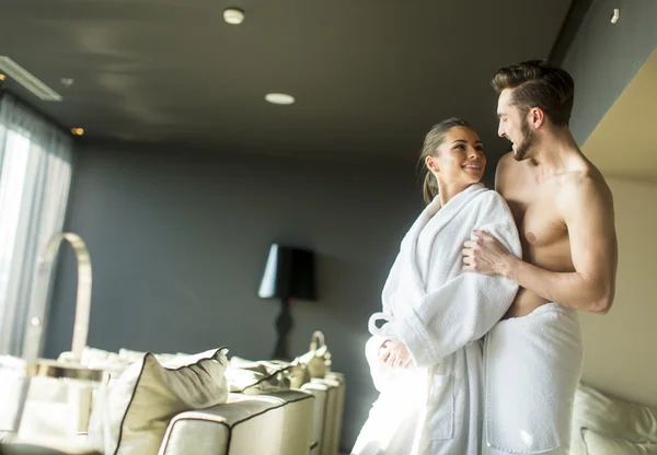 Jovem casal no quarto — Fotografia de Stock