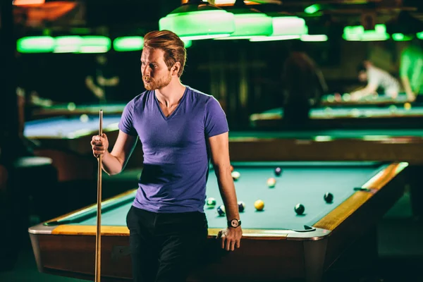 Young man playing pool — Stock Photo, Image