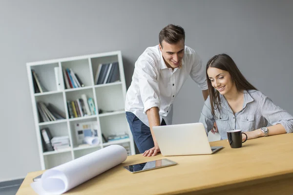 Junge Leute im Büro — Stockfoto