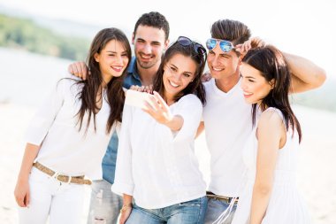 Kumsaldaki gençler.