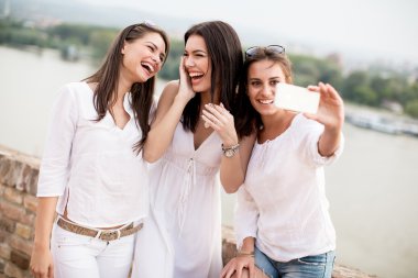 Rıhtımlar üzerinde genç kadın