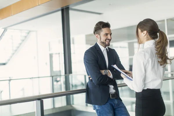 Pareja joven en la oficina — Foto de Stock