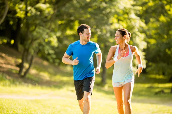 Joven pareja corriendo — Foto de Stock