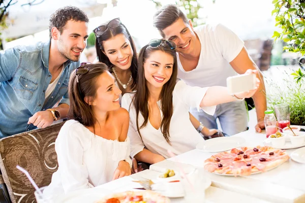 Jugendliche am Tisch — Stockfoto