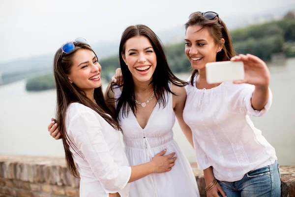 Junge Frauen am Wasser — Stockfoto